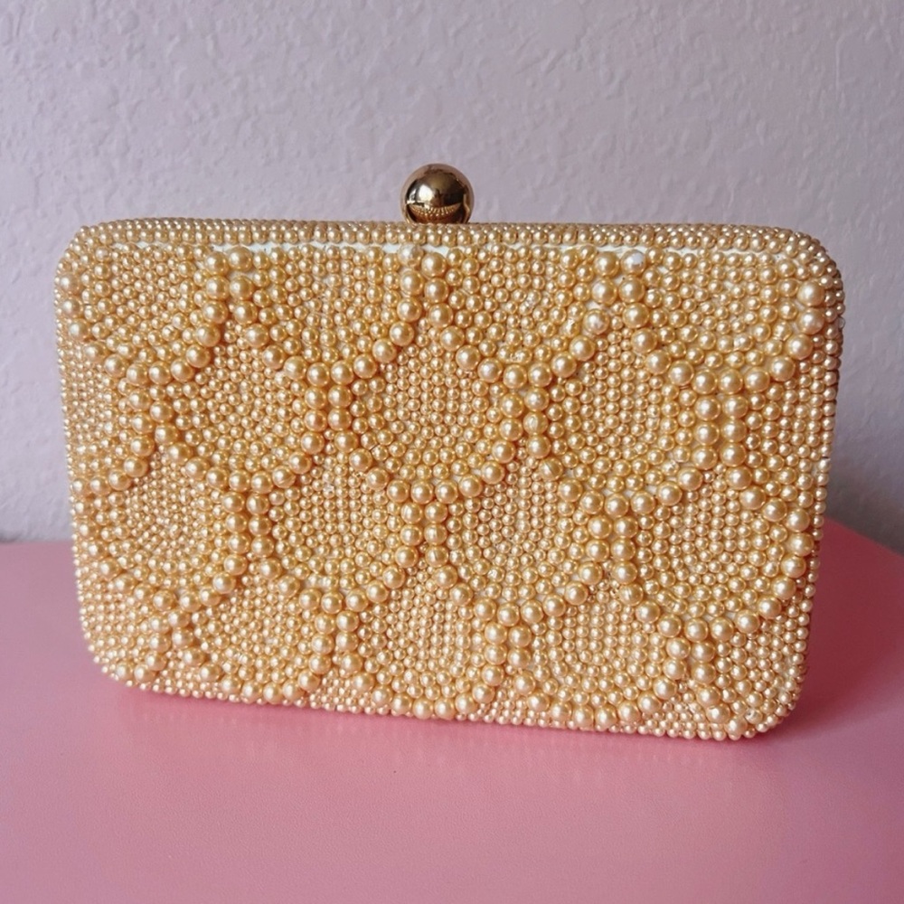Gold Scallop Pearl Clutch Purse with Detachable Chain - Picture 2 of 12